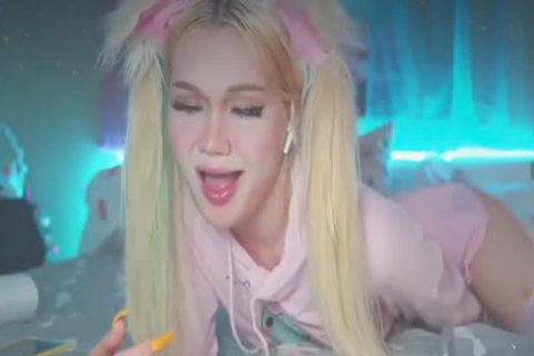 yummy cam ladyboy sucking dildo